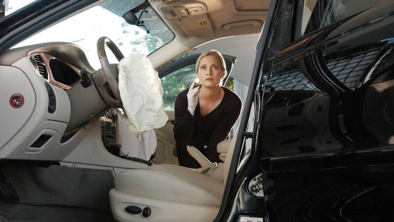 Eine junge Frau wurde ermordet und offenbar Opfer eines Carjackings: Doch bei der Untersuchung des Unfallwagens kann Calleigh Duquesne (Emily Procter) keine Blutspuren finden. – Bild: VOX/​CBS