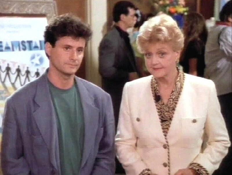 Jessica (Angela Lansbury) ist überzeugt, dass Regisseur Jim Randall (Gary Kroeger) nicht der Mörder von Catherine Wayne ist. – Bild: RTLup Jessica (Angela Lansbury) ist überzeugt, dass Regisseur Jim Randall (Gary Kroeger) nicht der Mörder von Catherine Wayne ist. – Bild: RTLup
