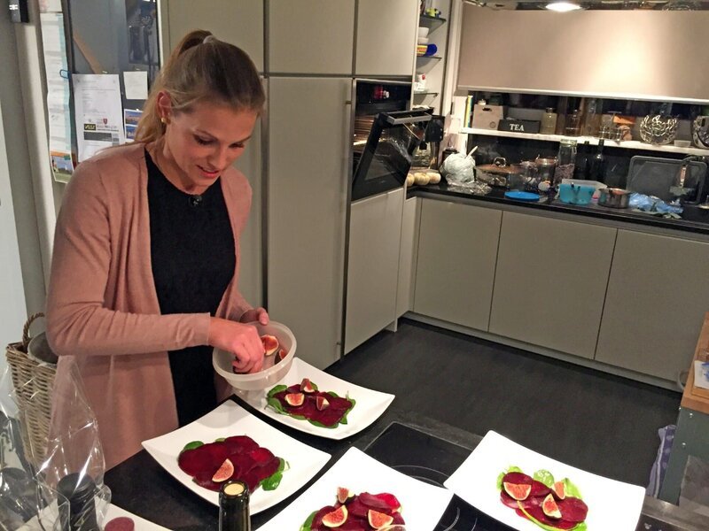 Gastgeberin Laura – Bild: MG RTL D /​ ITV Studios
