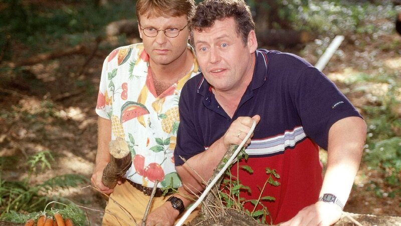 Benno (Willi Thomczyk, r.) und Lothar (Rene Heinersdorff) sind auf Kaninchenjagd. Sie müssen aber feststellen, dass es gar nicht so einfach ist, ein Kaninchen zu finden, geschweige denn, es zu erlegen … – Bild: RTL