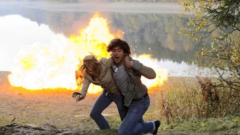 Ben (Tom Beck) kann Katrin (Isabell Gerschke) in letzter Sekunde retten, bevor der Wagen explodiert … – Bild: RTL Crime