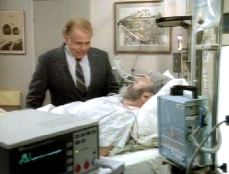 Lt. Birnbaum (Jerry Stiller) besucht den Opernsänger Rosanno Bertolucci (Theodore Bikel) im Krankenhaus, der eine Herzattacke erlitten hat. – Bild: Warner TV Serie