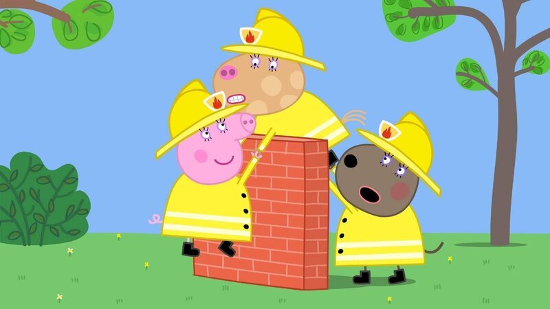 Heute ist Übungstag für die Mütterfeuerwehr. Mama Wutz (li.) schließt sich an, um das Feuerlöschen zu üben. Sobald der Alarm ertönt, werden die Helme aufgesetzt, an der Rutschstange runter gerutscht und schnell aus der Station gefahren, um draußen zu üben. – Bild: Super RTL