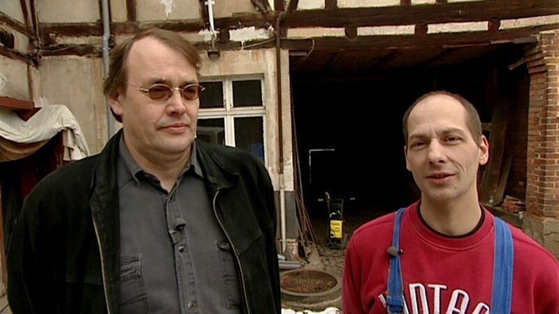 Über die Internetseite eines Immobilienmaklers werden Peter und Roland fündig – ein altes Fachwerkhaus mit Hof steht zum Verkauf. 10.000 Euro scheinen dafür ein Schnäppchen zu sein. Doch das alte Haus hält einige Arbeit für sie bereit. – Bild: RTLZWEI