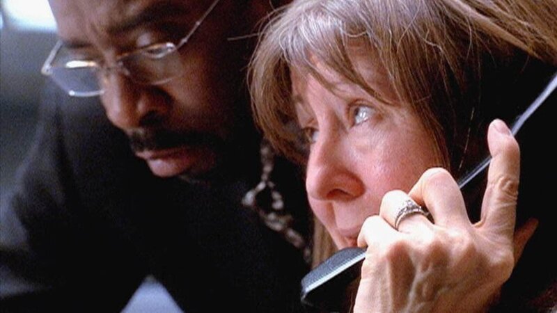 Pflegemutter Barb (Mia Dillon) verstellt ihre Stimme als Erica und hofft, an das Zwei-Millionen-Erbe zu kommen. Werden Ron Carvers (Courtney B. Vance) Vermutungen bestätigt? – Bild: MG RTL D
