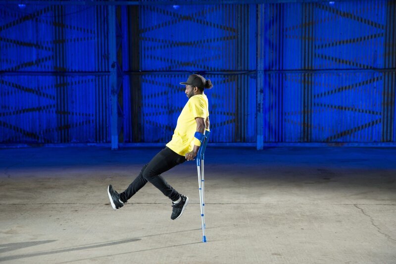 Chima Akenzua demonstrating how crutches can act as an inverted pendulum. – Bild: Miles Warwood /​ National Geographic