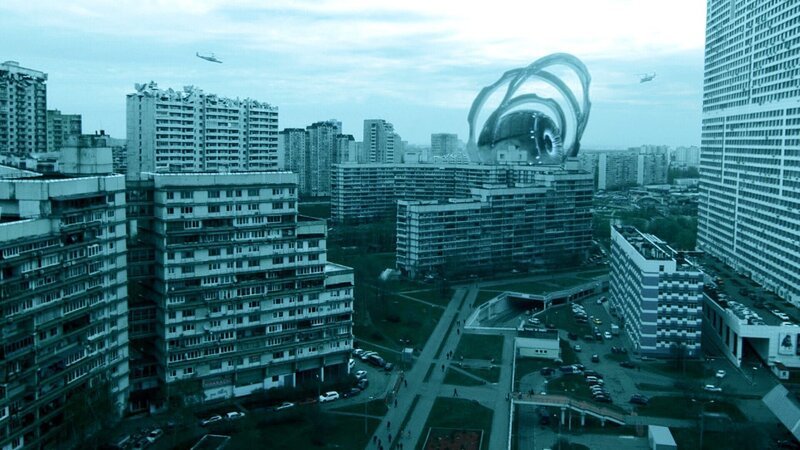 Nach dem Absturz seines Raumschiffs in Moskau vertraut ein Alien auf die Hilfe eines Mädchens. – Bild: RTLZWEI Nach dem Absturz seines Raumschiffs in Moskau vertraut ein Alien auf die Hilfe eines Mädchens. – Bild: RTLZWEI