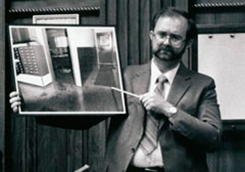 Der Mann zeigt auf das Bild in seiner Hand – Bild: ae /​ © Crime + Investigation /​ A+E Networks