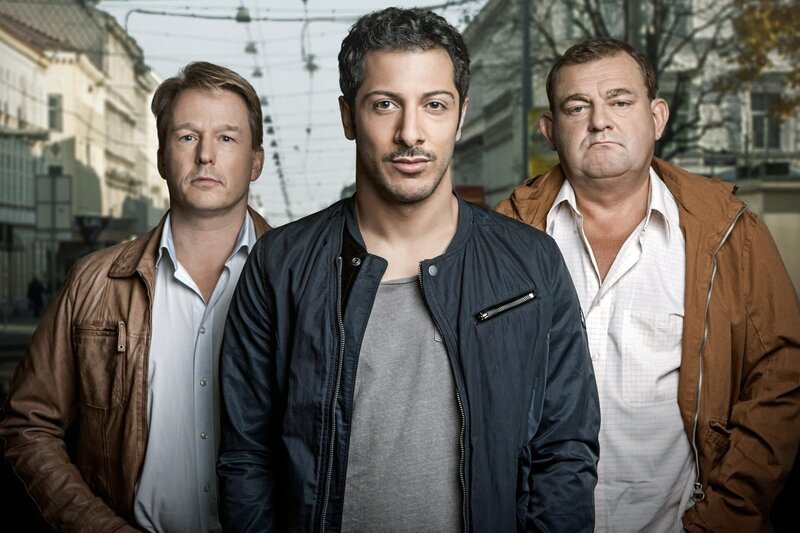L-R: Chefinspektor Lukas Mosbacher (Serge Falck), Altan Uslu, Abteilungsiinspektor Kripo (Fahri Yardim), Wilmer Eberts, Gruppeninspektor Kripo (Martin Zauner) – Bild: [M] ORF