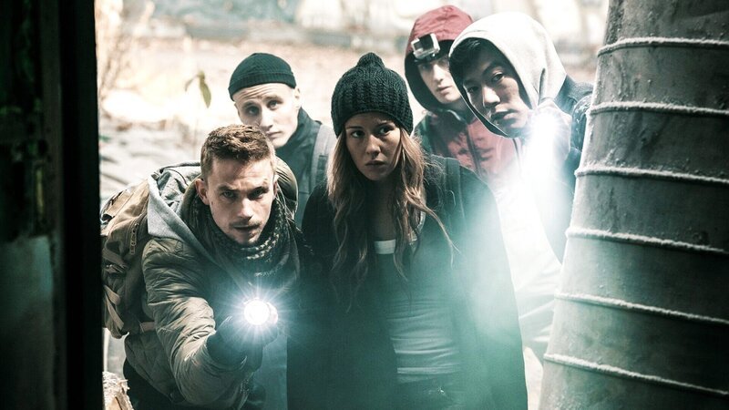 Artjom (Alexander Petrow, li.), Julia (Irina Starschenbaum) und deren Freunde wollen die Invasoren von der Erde vertreiben.. – Bild: RTLZWEI