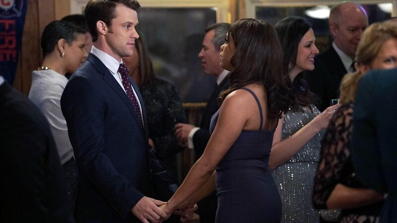 Nicht einfach: Matthew Casey (Jesse Spencer) – hier mit Gabriela Dawson (Monica Raymund) – versucht sich an seinem neuen Leben als Stadtrat des Bezirks 51 zu gewöhnen. – Bild: TVNOW