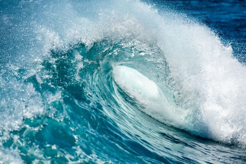 Die Energie der Wellen stammt vom Wind, der über den Ozean weht. Einmal angestoßen, bewegen sie sich tagelang viele Hundert Kilometer von ihrem Entstehungsort weg, bis sie schließlich auf Land treffen. – Bild: Ed Charles /​ ZDF und Ed Charles /​ zdf /​ THE HISTORY CHANNEL