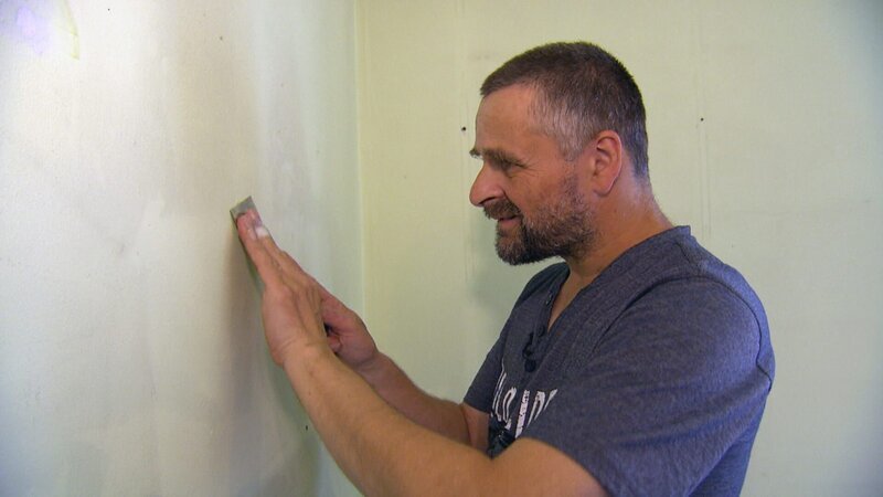 Olaf arbeitet an der Wand des Kinderzimmers – Bild: RTLZWEI