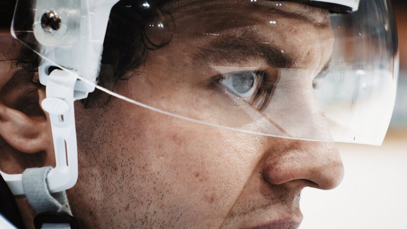 NZZ Format Kopfverletzungen im Eishockey – Wie gefährlich ist der Sport? Eishockeyspieler – Bild: SRF/​NZZ Format