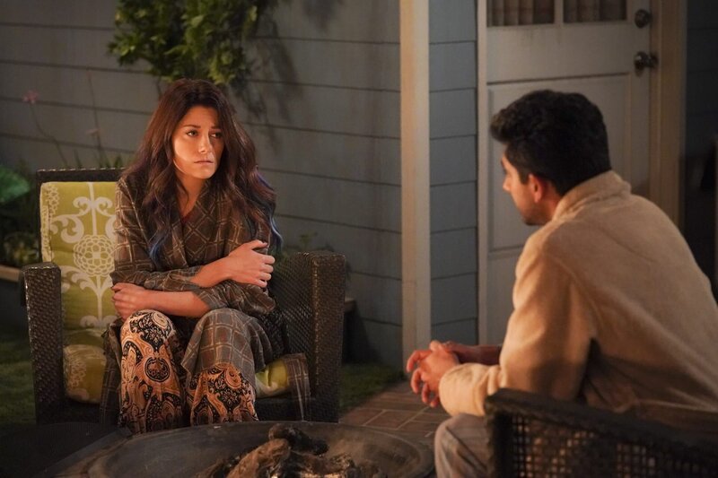 Lizzie (Elizabeth Alderfer, l.); Al (Adhir Kalyan, r.) – Bild: Warner Bros. Entertainment Inc.