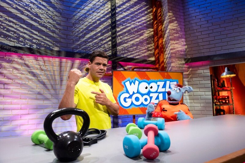Simón (li.) möchte mit einem Fitnessprogramm zum Kraftaufbau starten, doch Woozle (re.) will sich lieber erstmal kräftig ausruhen. Aber morgen fängt er bestimmt auch mit dem Sport an. Oder reicht zum Muskelaufbau vielleicht auch Woozles neuer Fitness-Shake? +++ – Bild: SUPER RTL /​ Sterne & Kraft