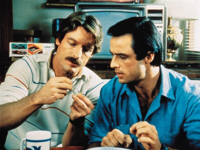 Cody (Perry King, l.) und Nick (Joe Penny) entdecken in dem Insulin Diamanten. – Bild: Nitro.