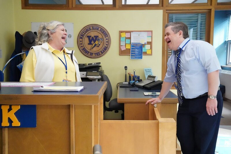 Helen (Paula Pell, l.); Principal Durbin (Patton Oswalt, r.) – Bild: Peacock TV LLC.