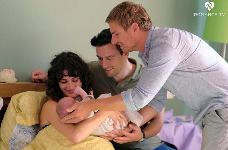 Toni (Leo Reisinger, r.) bringt das Baby von Leyla (Anastasia Papadopoulou) und Seppi (Ben Akkaya) zur Welt. – Bild: Romance TV