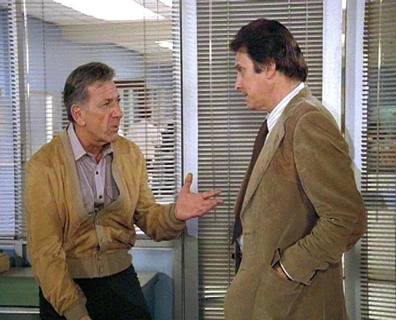 Joe Marcella (Eddie Fontaine, re.) sucht bei Quincy (Jack Klugman) Rat. – Bild: RTLup