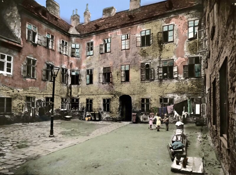 Innenhof. – Bild: ORF/​emb film