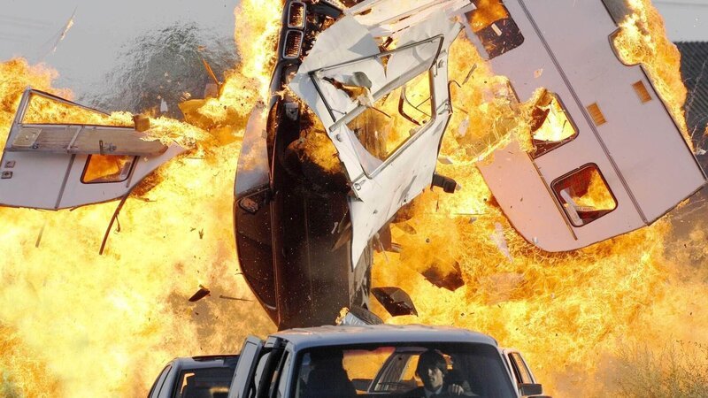 Bei der Verfolgungsjagd crasht der Van mit dem Gangster in einen Campingwagen und verursacht eine Explosion! – Bild: MG RTL D /​ Guido Engels