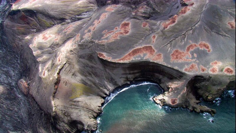 Zügelpinguin Kolonie an der antarktischen Steilküste – Bild: RTL /​ BBC Natural History /​ Folge 102