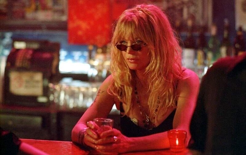 Mit ein paar Falten mehr, noch mehr Tattoos und jeder Menge Silikon in den Brüsten steht Suzette (Goldie Hawn) noch immer jede Nacht hinter der Theke. – Bild: port.hu Mit ein paar Falten mehr, noch mehr Tattoos und jeder Menge Silikon in den Brüsten steht Suzette (Goldie Hawn) noch immer jede Nacht hinter der Theke. – Bild: port.hu