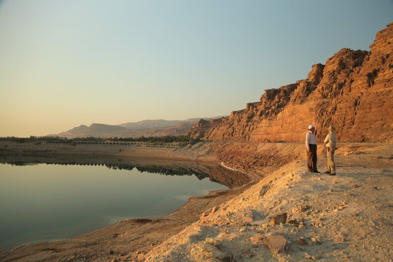 Totes Meer, Jordanien – Steven Collins und Bilah Khrisat diskutieren über den hohen Salzgehalt des Meeres. – Bild: PLURIMEDIA (Wag TV)