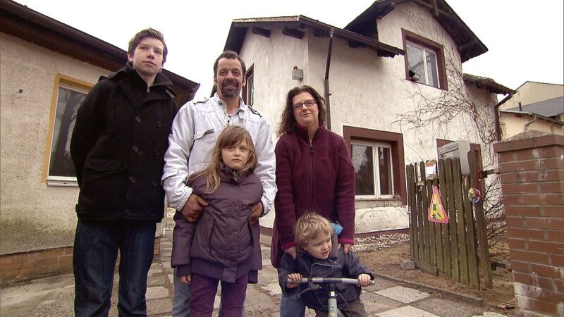 Anja (34), Jens (39) und Anjas beide Kinder aus erster Ehe freuen sich auf das Zuhause im Glück-Team – Bild: RTL 2