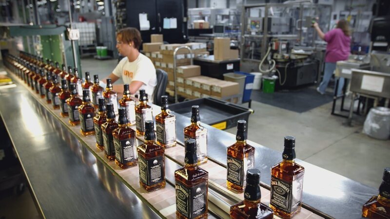 Rows of bottled Jack Daniels on conveyor belt in factory. (National Geographic/​Alex Macdonald) – Bild: Copyright © The National Geographic Channel.