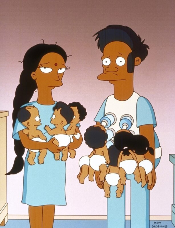 Stolz präsentieren sich Manjula (l.) und Apu (r.) als Eltern von Achtlingen. – Bild: Twenthieth Century Fox Film Corporation