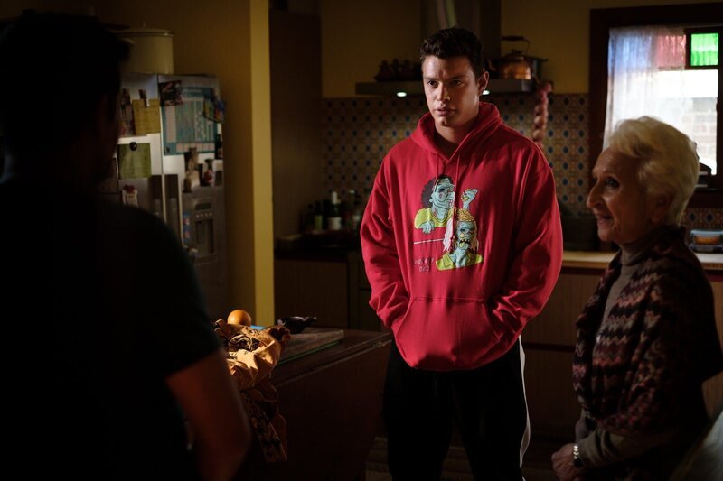 Santiago „Santi“ Hernandez (Carlos Sanson Jr., Mitte); Bernardita (Claudia de Giusti, r.) – Bild: 2020 Roadshow Productions Pty Limited, Stan, Create NSW, Screen Australia All Rights Reserved. Licensed by ITV Studios Ltd. Lizenzbild frei