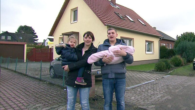 Kim, Patrick und die Töchter Mia und Leonie vor dem Haus. – Bild: RTLII