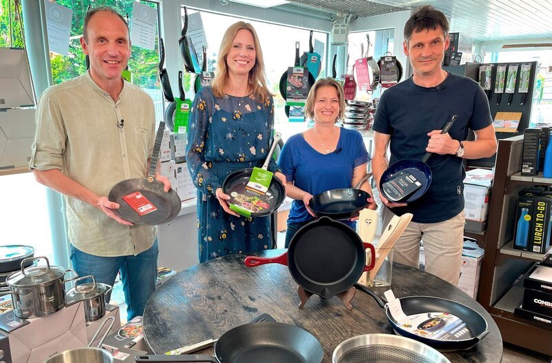 Welche Pfanne eignet sich für was? Sandra und René Noack (r.) besuchen gemeinsam mit Hendrike Brenninkmeyer (M.) den Haushaltswarenladen von Thomas Zumkeller (l.). – Bild: SWR/​solisTV