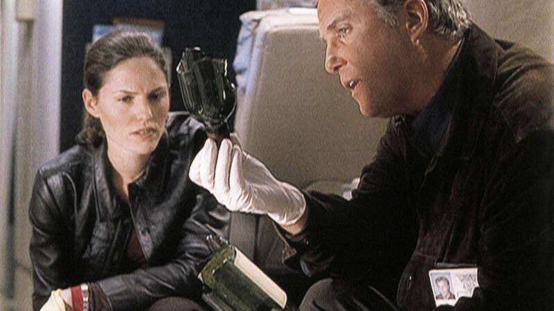 Während eines Fluges starb ein Passagier, doch gleich mehrere Todesursachen kommen in Frage. Gil (William Petersen) und Sara (Jorja Fox) versuchen im Flugzeug zu rekonstruieren, was genau geschah. – Bild: TVNOW /​ CBS
