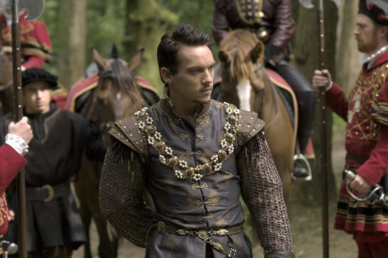 Bei einem Ausritt trifft König Henry VIII. (Jonathan Rhys Meyers, M.) auf die bürgerliche Beth, mit der er sich daraufhin ein wenig vergnügt …. – Bild: AXN White