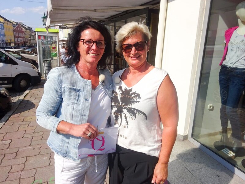 Kandidatin Elfriede (r.) mit ihrer Shoppingbegleitung Monika – Bild: TVNOW /​ Constantin Ent.