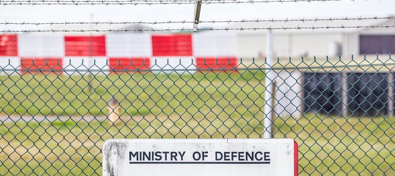 Nahaufnahme Warnschild des Verteidigungsministeriums „Kein Zutritt für die Öffentlichkeit“ hinter dem Sicherheitszaun: Unbefugte Personen werden verhaftet und strafrechtlich verfolgt, RAF Fairford, UK. – Bild: Lee Hudson /​ Alamy Stock Photo /​ Alamy Stock Photo /​ https:/​/​www.alamy.com /​ Credit: Lee Hudson /​ Alamy Stock Photo