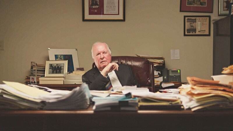 Ein Mann sitzt an einem Tisch – Bild: Cable News Network, Inc /​ Crime & Investigation