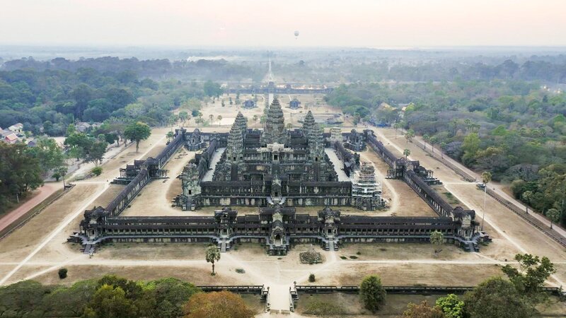 Luftaufnahme der Angkor Wat Tempelanlage in Angkor, Kambodscha bei Sonnenuntergang – Bild: RTL /​ Getty Images /​ Folge 1