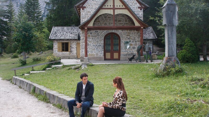 Vincenzo (Enrico Ianniello) und seine Verlobte Marcella (Valentina D’Agostino). – Bild: copyright__BetaFilm_Alessandro_Molinari