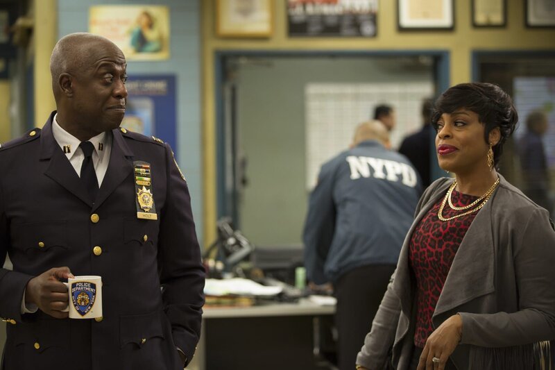 Captain Ray Holt (André Braugher, l.); Debbie (Niecy Nash, r.) – Bild: UNIVERSAL TELEVISION LLC.