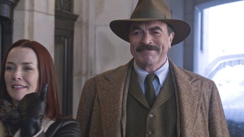 Frank (Tom Selleck, r.) begleitet seinen Enkel Sean auf einem Schulausflug. Als ihm auffällt, dass die Aufsichtsperson Joyce Carpenter (Annie Wersching, l.) den Kindern kaum Freiheiten lässt, versucht er, sie zu erweichen. Währenddessen muss Danny eine Frau aufhalten, die sich umbringen will … – Bild: 2013 CBS Broadcasting Inc. All Rights Reserved. Lizenzbild frei