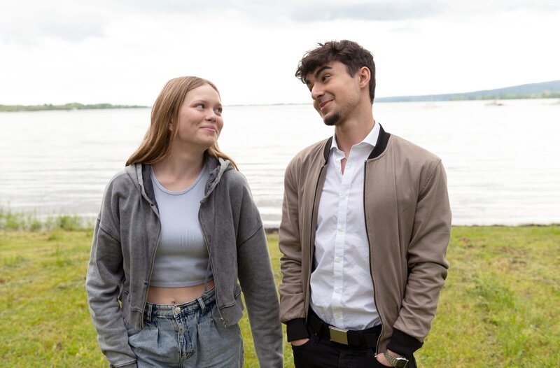 Emilia Kirves (Lilli Salonen, l.) und Emre Apak (Lazar Simaifar, r.) sind befreundet.; ARD WAPO BODENSEE FOLGE 87, „Zwei Leben“, am Dienstag um 18:50 Uhr im ERSTEN. – Bild: ARD/​Laurent Trümper