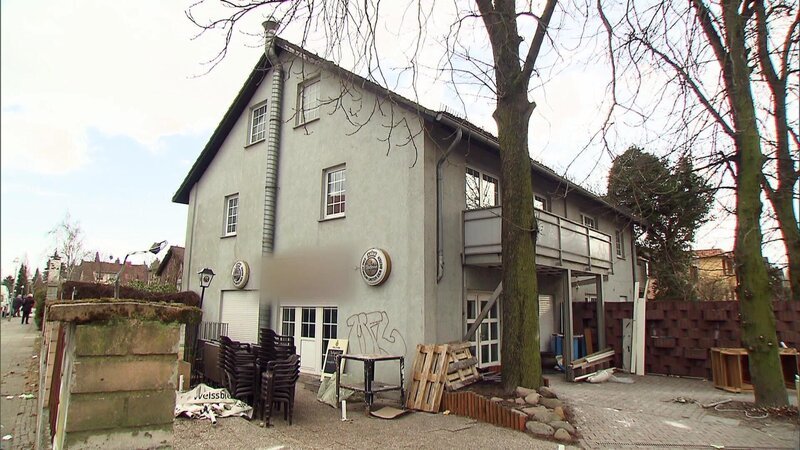 Horst hat das ekligste Restaurant Berlins gekauft. Drei Jahre lang stand die ranzige Altölküche leer. Der Grund: Das Ordnungsamt musste den Laden aus hygienischen Gründen schließen. Als das ganze Objekt zur Zwangsversteigerung steht, schlägt Horst zu … – Bild: RTL Zwei