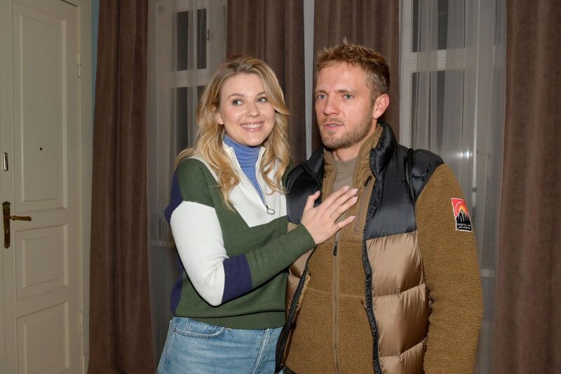 Alicia (Josefin Bressel) erspart Paul (Niklas Osterloh) den Spott seiner Freunde über die desolate Leistung beim Wandern. – Bild: RTL