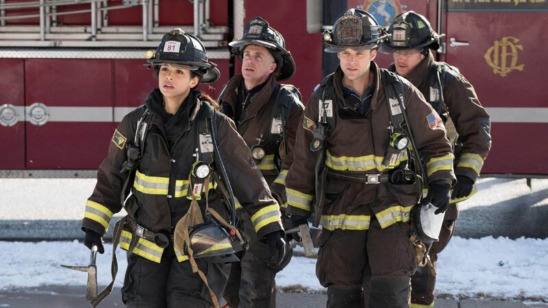 V.l.: Gabriela Dawson (Monica Raymund), Christopher Hermann (David Eigenberg), Matthew Casey (Jesse Spencer), Mouch (Christian Stolte) – Bild: TVNOW /​ NBC Universal