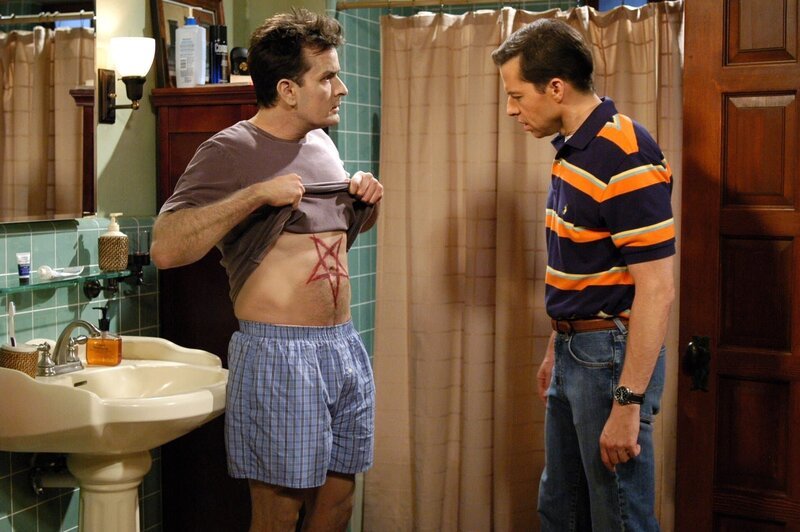 Bekommen es mit der Angst zu tun: Charlie (Charlie Sheen, l.) und Alan (Jon Cryer, r.) … – Bild: PLURIMEDIA (Warner Bros)