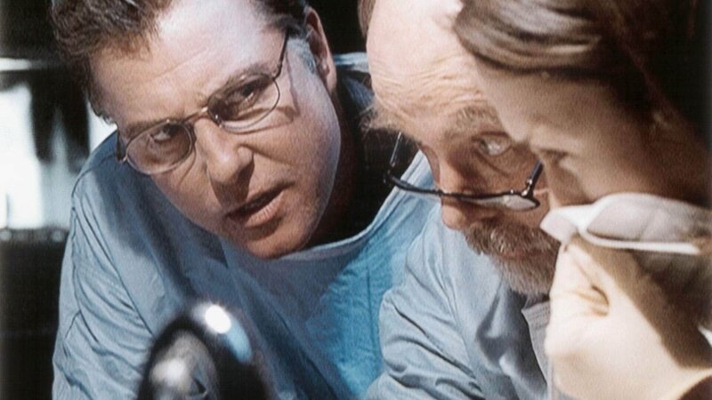 Gil (William Petersen, l.), Doc Robbins (Robert David Hall) und Sara (Jorja Fox) untersuchen ein weiteres Mal die Leiche. Haben sie etwas übersehen? – Bild: TVNOW /​ CBS